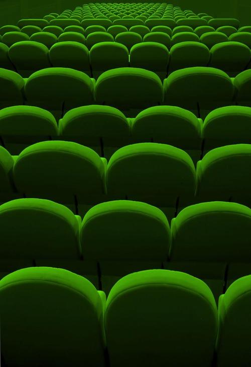 大地影院今日热映片单推荐：2025年最新上映电影排期 + 实时热门影片购票 + 附近影院场次查询
