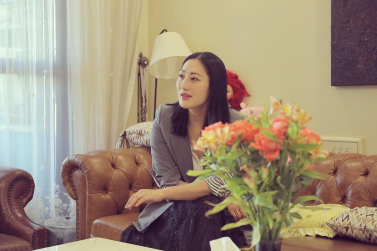 欧美熟妇三十四十五十魅力穿搭:中年女性优雅气质与时尚单品推荐指南